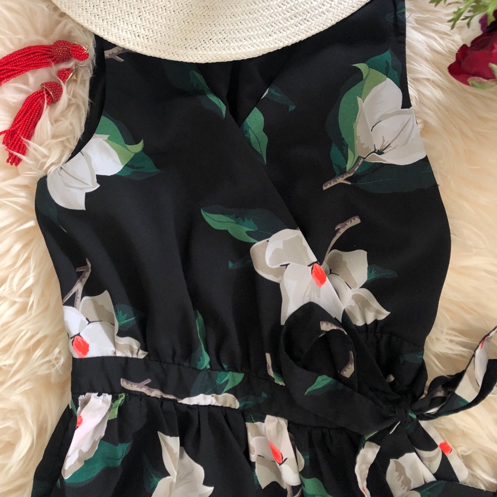 Midi dark floral wrap dress with pockets! 👗